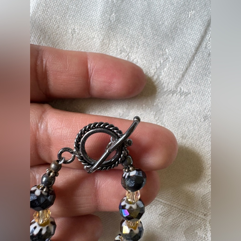 Elegant Beaded Necklace and earrings - Picture 3 of 7